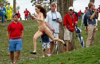 Illustration for article titled Here's Fred Couples Watching A Woman Streak At The Presidents Cup